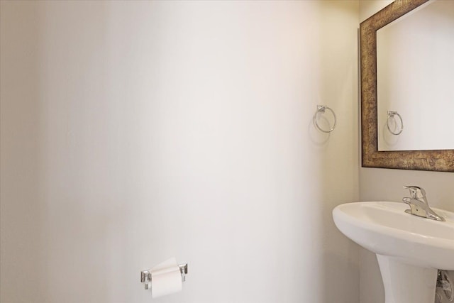 bathroom featuring sink