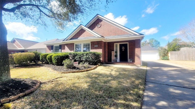 view of front of property featuring a front lawn