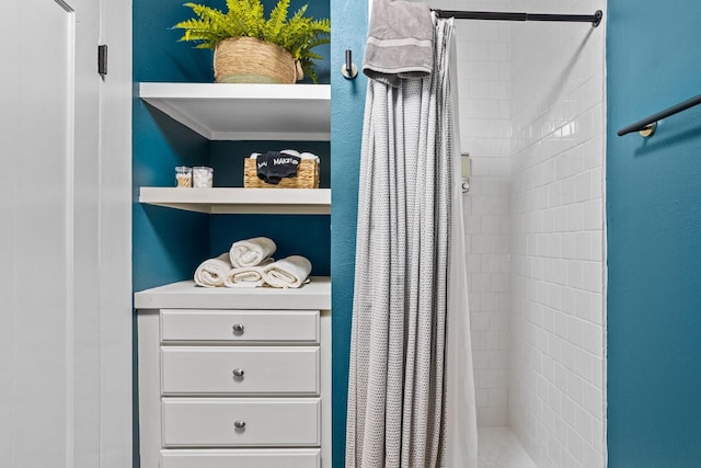 bathroom featuring a shower with shower curtain