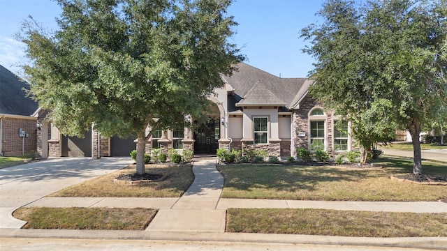 view of front facade featuring a front yard