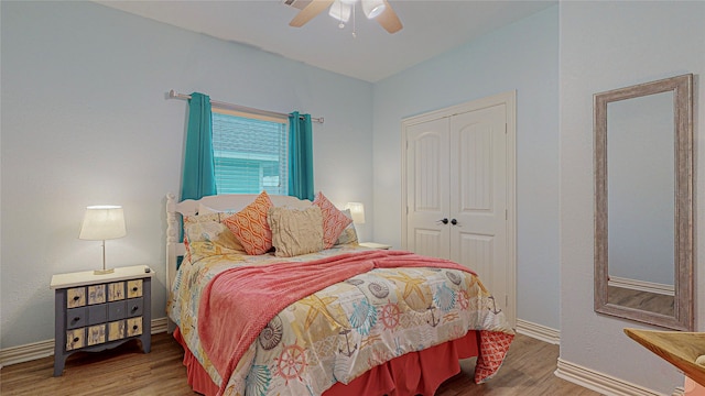 bedroom with ceiling fan, a closet, baseboards, and wood finished floors