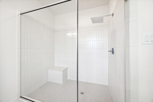 bathroom featuring a tile shower