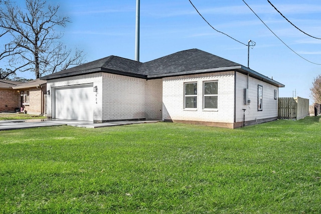 view of front of property featuring a garage and a front yard