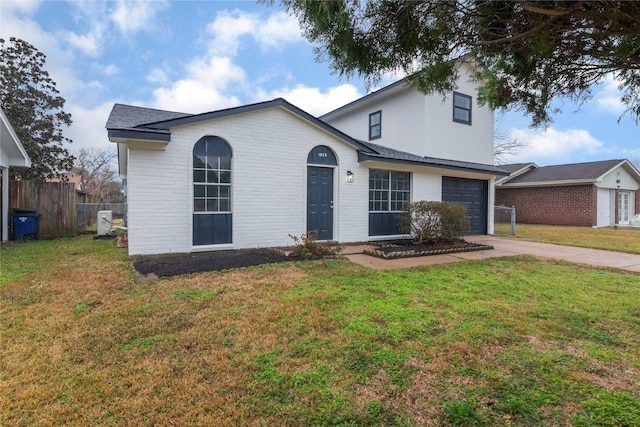 front facade featuring a front yard