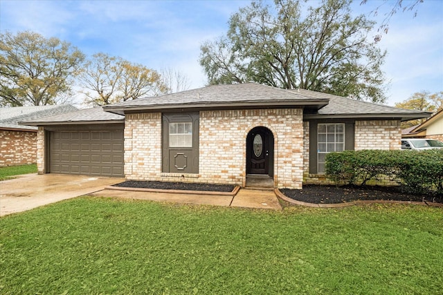 view of front of property featuring a garage and a front yard