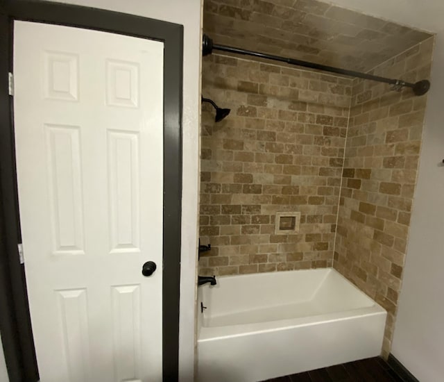 bathroom featuring tiled shower / bath combo