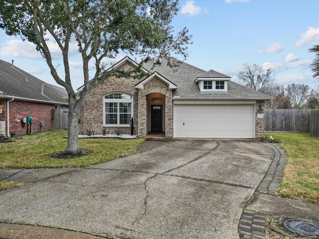 view of front facade featuring a front lawn and a garage