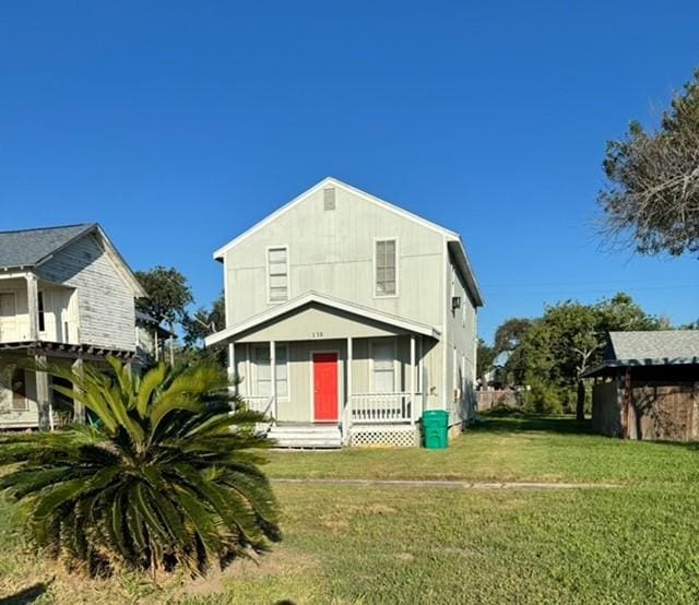 view of front facade with a front lawn