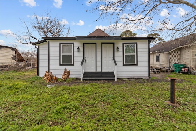 view of front of home featuring a front yard