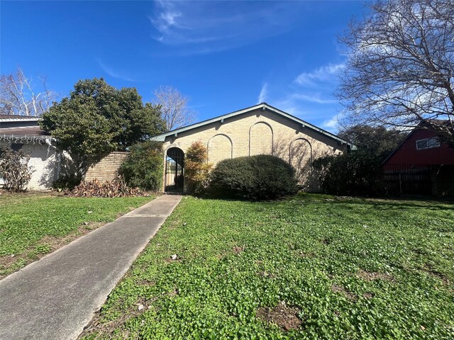 view of front of house with a front yard