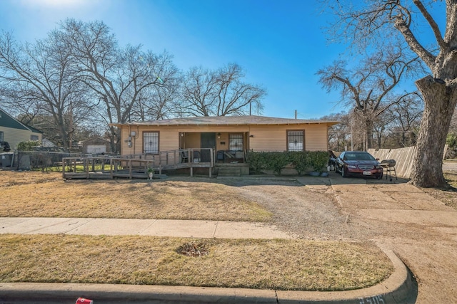 single story home featuring a front lawn and a porch