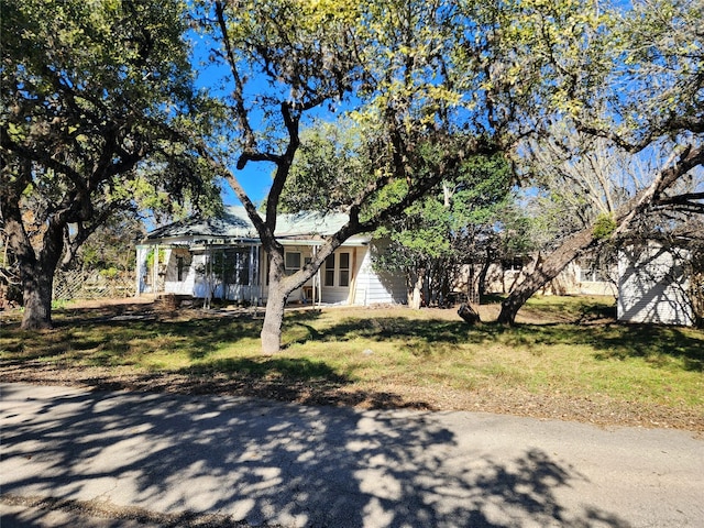 view of front of property featuring a front yard