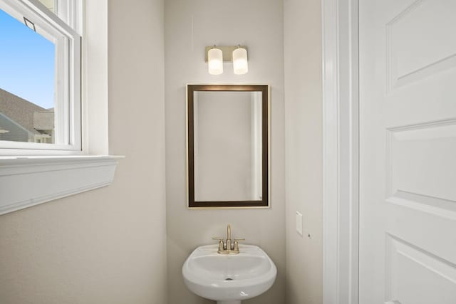 5613 Iris Harvest Ln, Houston, TX 77091 - bathroom featuring a sink
