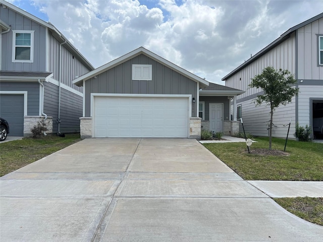 view of front of property featuring a front yard