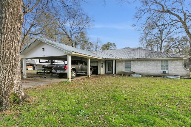 view of front facade featuring a carport and a front lawn