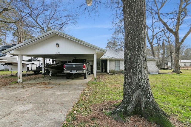 view of front of home with a carport and a front lawn