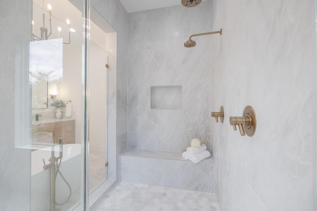 bathroom featuring tiled shower