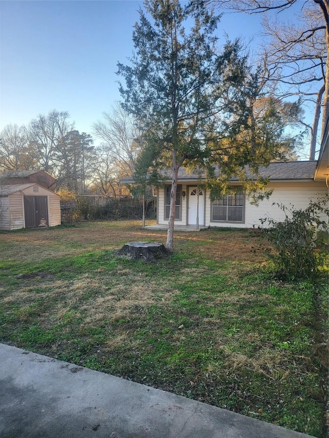 view of yard featuring a storage shed