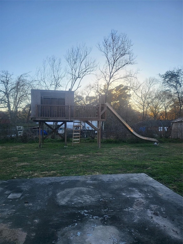 view of yard at dusk