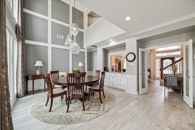 dining room featuring crown molding and light hardwood / wood-style floors