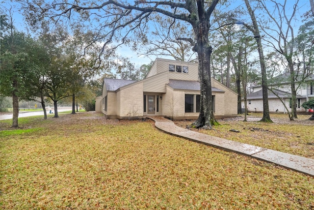 view of front facade featuring a front yard