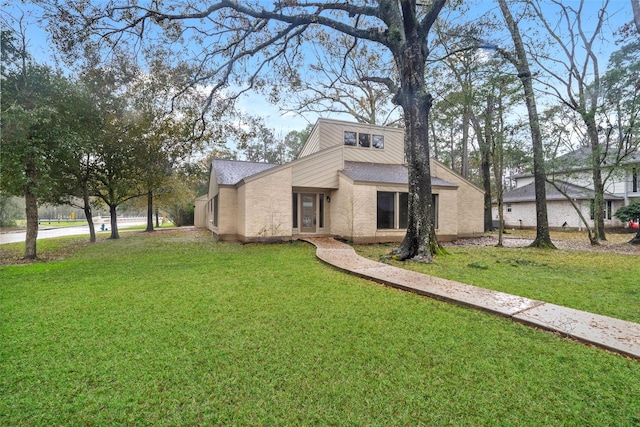 view of front of property featuring a front lawn