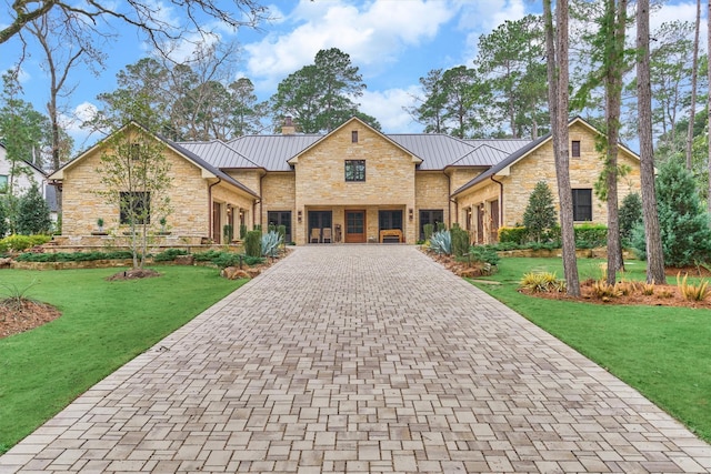 view of front facade featuring a front lawn