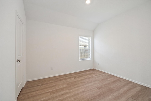 14231 Walworth Creek Ct, Rosharon, TX 77583 - empty room featuring light wood finished floors, lofted ceiling, baseboards, and recessed lighting