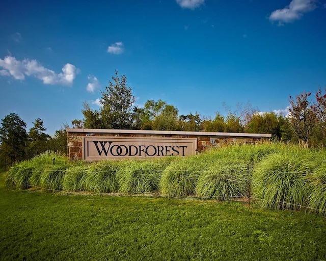 community / neighborhood sign with a lawn