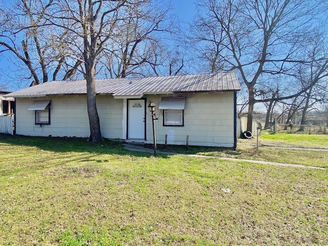 single story home with a front yard