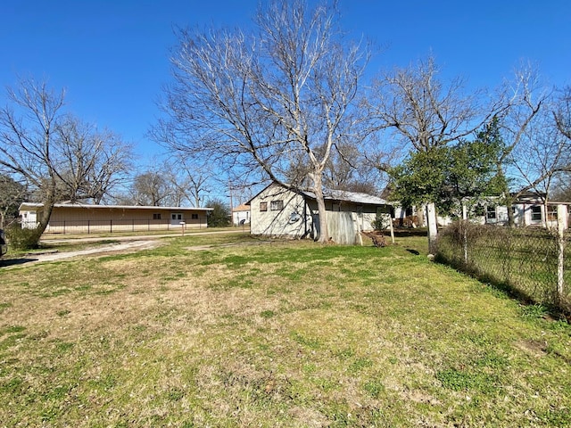 view of yard featuring an outbuilding