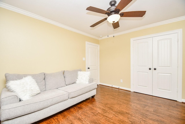 living room featuring crown molding, hardwood / wood-style floors, and ceiling fan