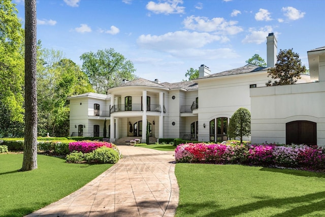 view of front of property with a front lawn