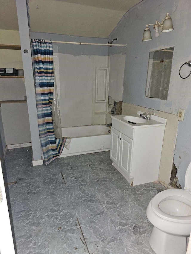 bathroom with a shower with curtain, vanity, and toilet