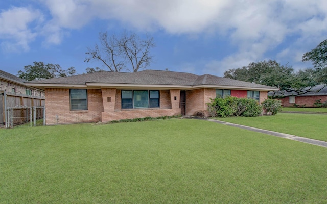 ranch-style home featuring a front lawn