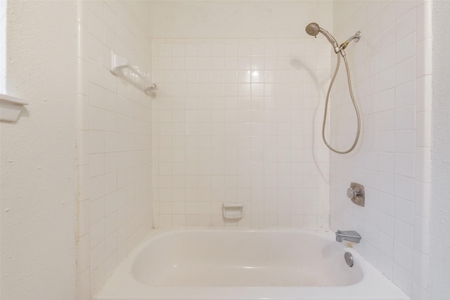 bathroom with tiled shower / bath