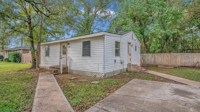 view of front of home featuring a patio and a front yard