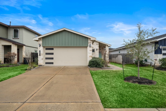 view of front of property featuring a front yard