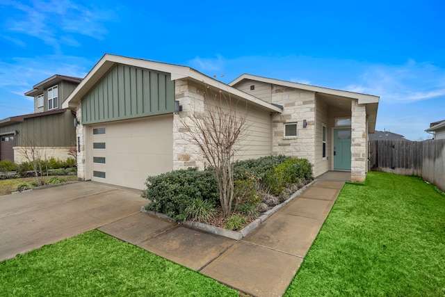 view of front of house featuring a garage and a front yard