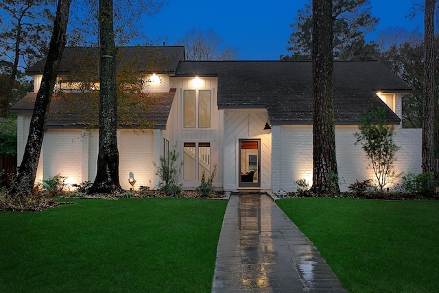 view of front of property featuring a front lawn