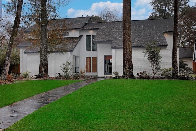 view of front of house featuring a front yard