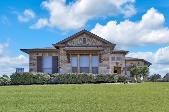 view of front facade featuring a front lawn