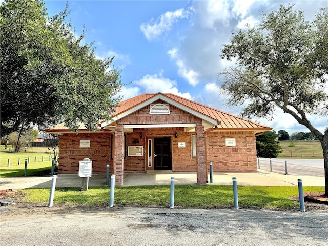 view of front of house with a front yard