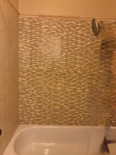 bathroom with tiled shower / bath