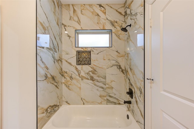 bathroom with tiled shower / bath combo