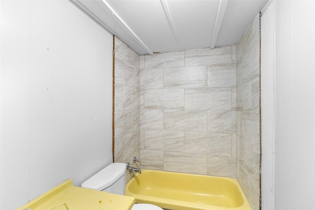 bathroom with tiled shower / bath and toilet