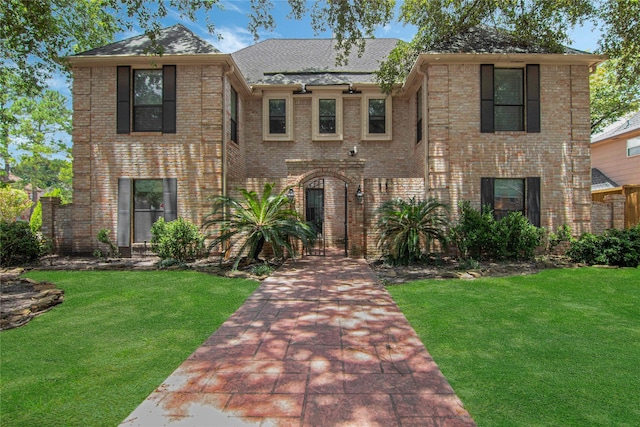 view of front of property featuring a front yard