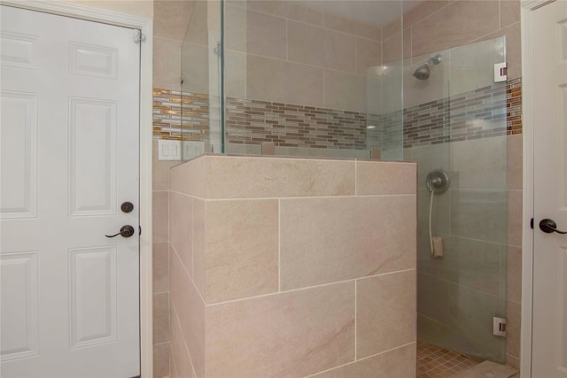 bathroom featuring tiled shower