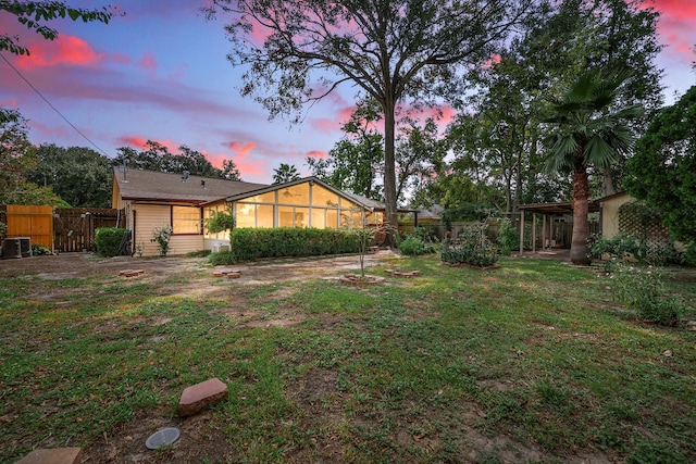 view of yard at dusk