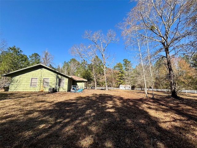 view of yard with a storage unit